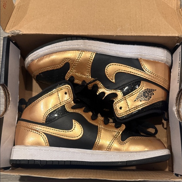 Nike Kids Shoes Black and Gold - Picture 6 of 6